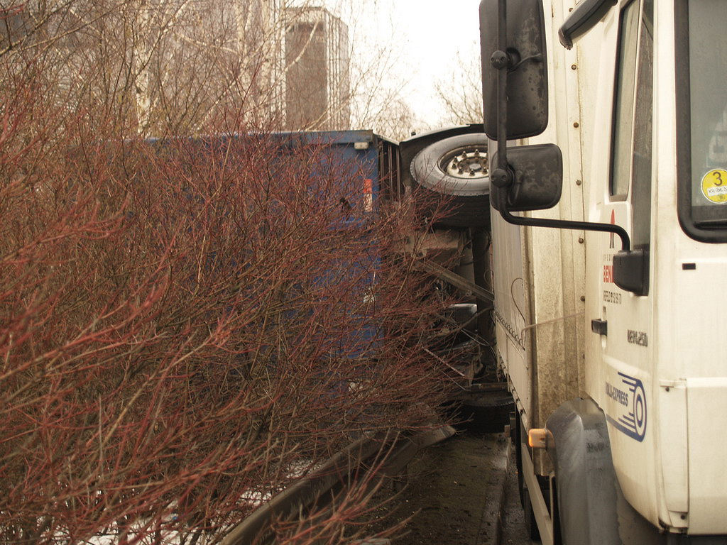 LKW Anhaenger umgekippt Koeln Niehl Geestemuenderstr Industriestr P09.JPG